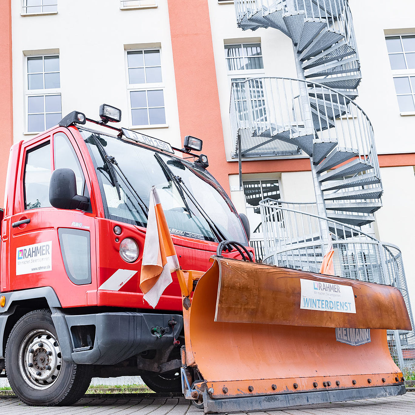 RAHMER Dienstleistungen Aussenanlagen Winterdienst Multicar