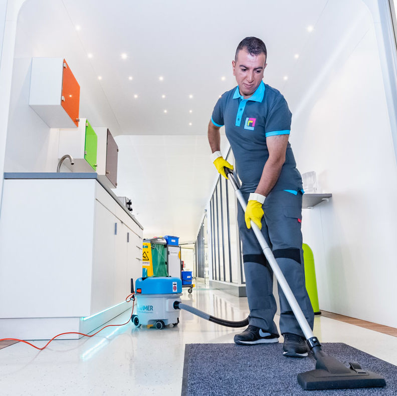RAHMER Dienstleistungen Gebäudereinigung Bueroreinigung Reinigungskraft Staubsaugen Teppich