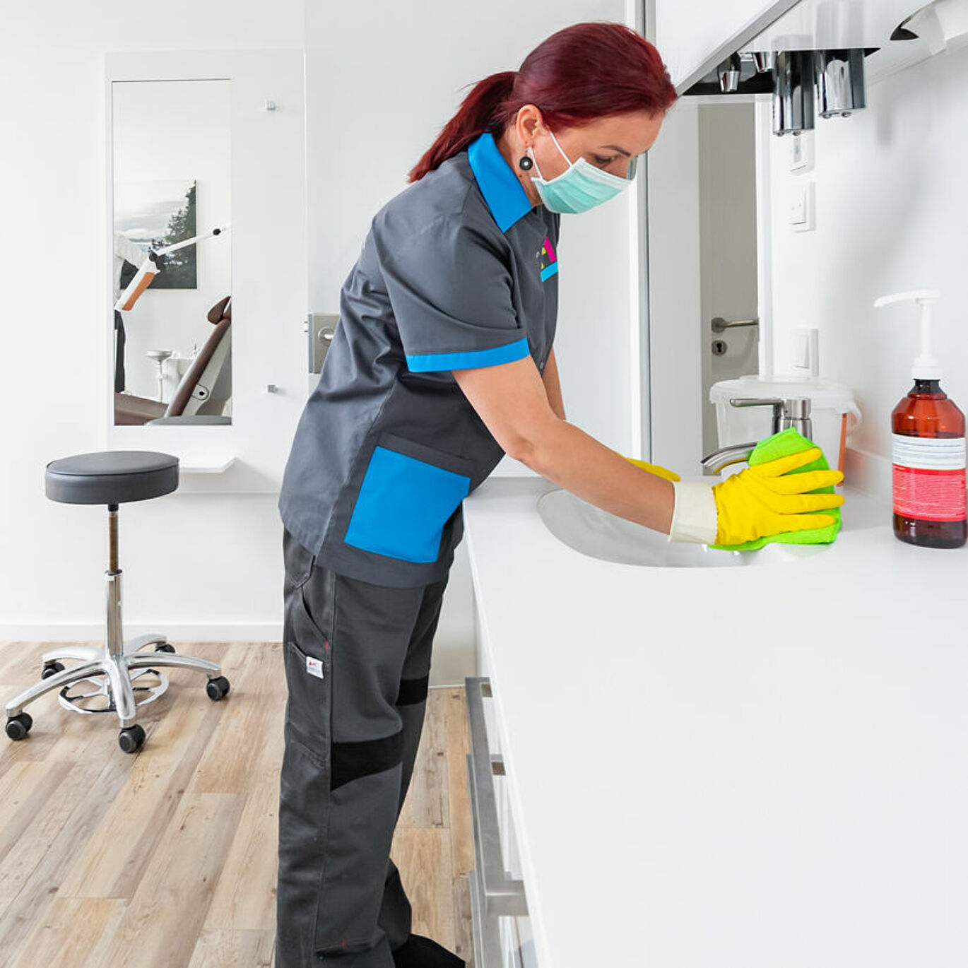 RAHMER Dienstleistungen Gebäudereinigung Hygienereinigung Reinigungskraft