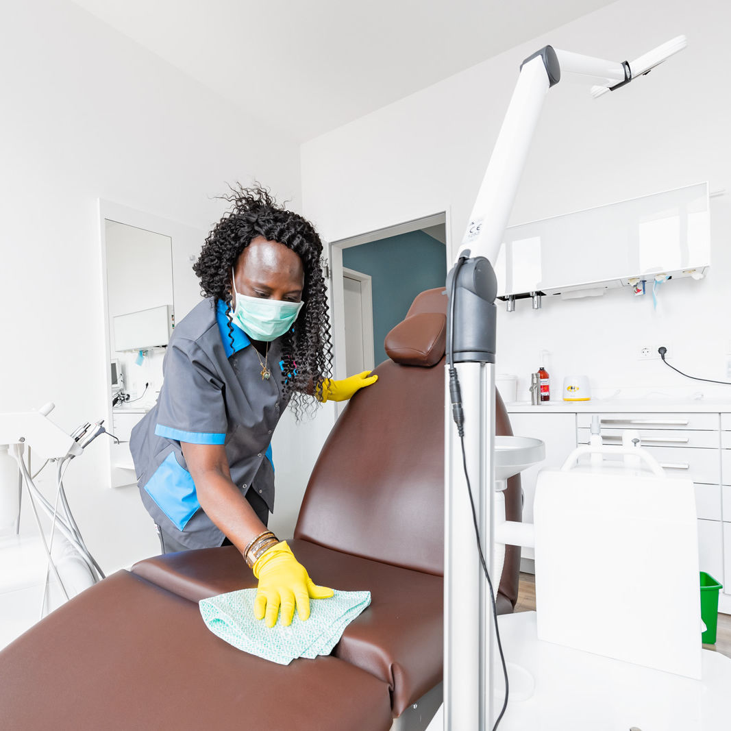 RAHMER Dienstleistungen Gebäudereinigung Hygienereinigung Wischen