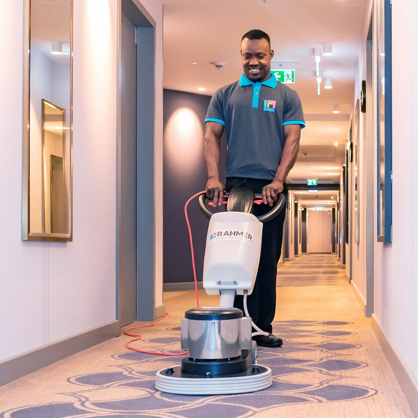 RAHMER Dienstleistungen Hotelreinigung Housekeeping Zimmerreinigung Teppichreinigung Roomboy