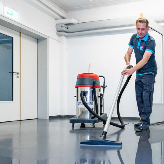 RAHMER Dienstleistungen Gebäudereinigung Braureinigung Wassersauger