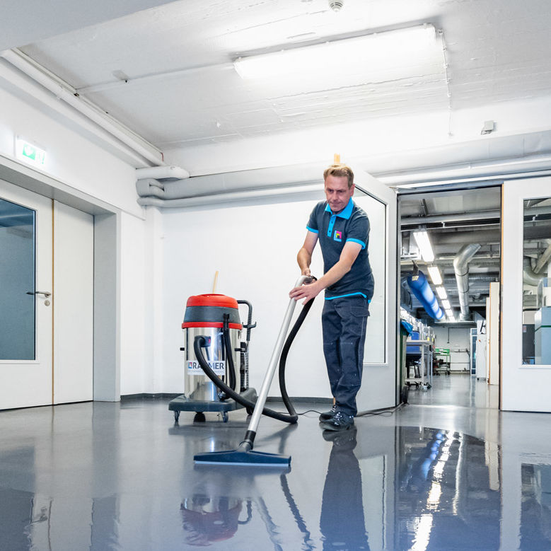RAHMER Dienstleistungen Gebäuderreinigung Grundreinigung Wassersauger