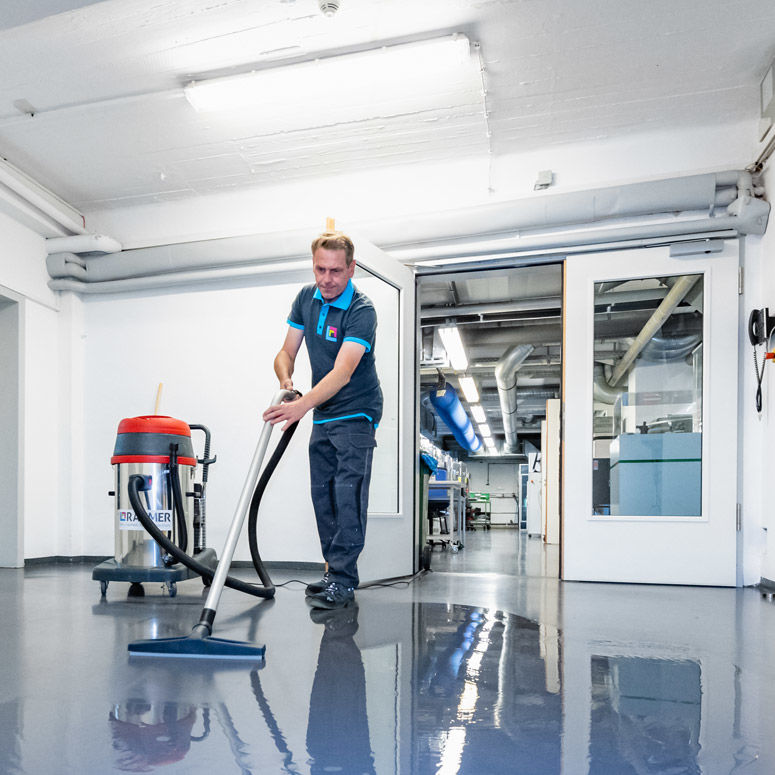 RAHMER Dienstleistungen Gebäuderreinigung Grundreinigung Industriereinigung Wassersauger
