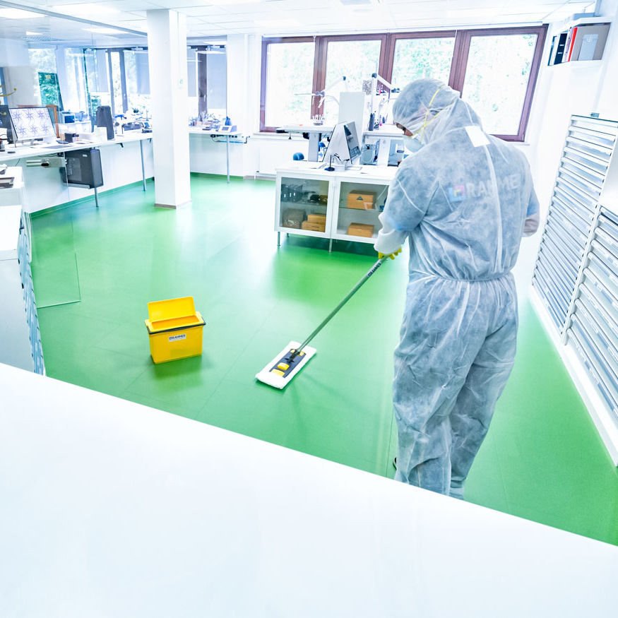 RAHMER Dienstleistungen Reinraum Reinigungskraft Steril Wischen Mopp